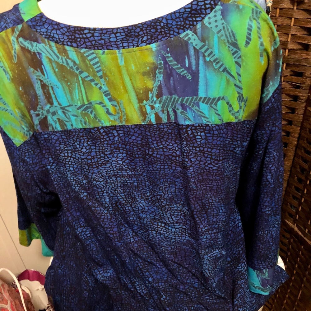 Gorgeous Colorful Shirt 💚💙 - Picture 5 of 8